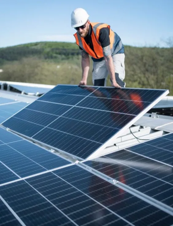 Instalador colocando un panel solar, energía solar fotovoltaica